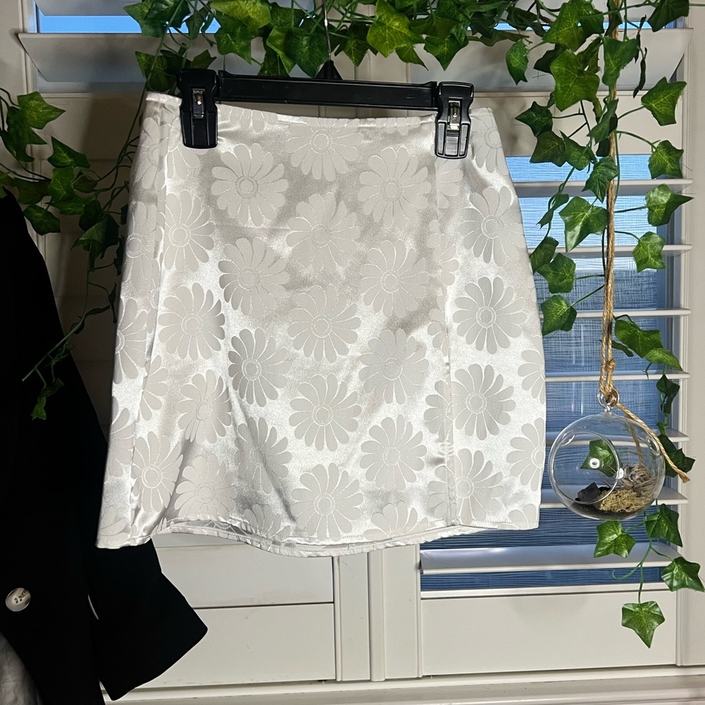 Fashion Nova Vintage White Satin Floral Mini Skirt XS